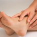 چگونه ترک پاشنه ی پایم را درمان کنم؟