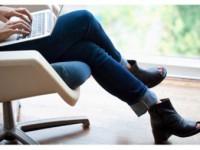 انداختن پاها روی هم هنگام نشستن چه عوارضی دارد؟