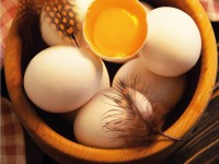 کالری تخم مرغ کامل خام چقدر است؟