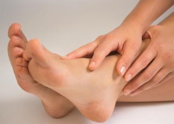 چگونه ترک پاشنه ی پایم را درمان کنم؟